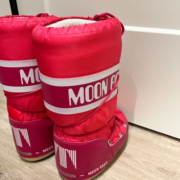 Size 6 hot pink moon boots - Picture 3 of 4